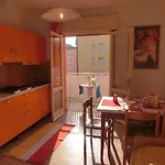 Apartmán Comfy One-bedroom With Balcony And Lift *