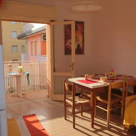 Apartmán Comfy One-bedroom With Balcony And Lift
