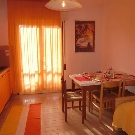 Apartmán Comfy One-bedroom With Balcony And Lift